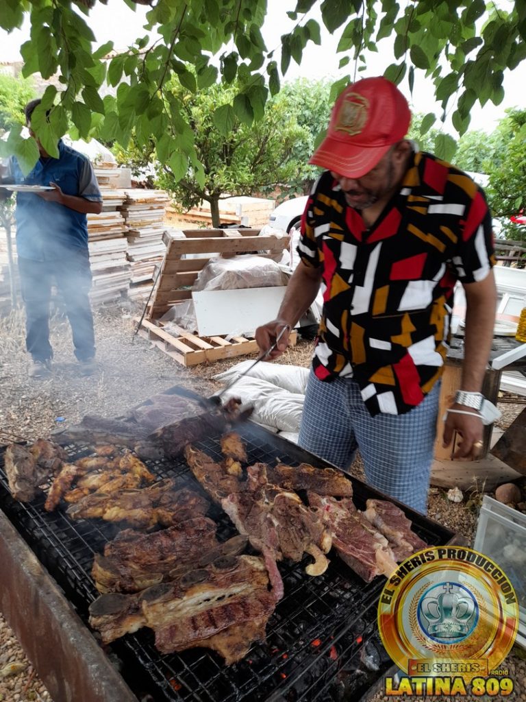 Variedades de Carne: La carne a la parrilla es versátil y se puede hacer con una variedad de carnes, desde filetes y hamburguesas hasta salchichas y pescado.

