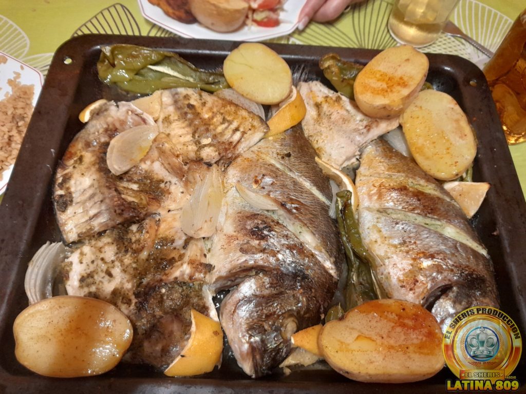 DORADA AL HORNO - COCINANDO A MI MANERA ES COCINA FUSION.
Hoy preparamos dorada al horno con patatas, una receta muy fácil, económica y saludable. Para mi ésta es una receta muy completa, me encanta.