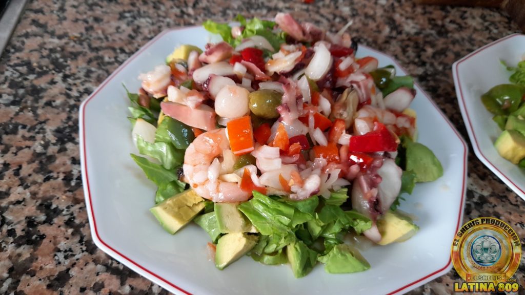 El El salpicón de marisco es un plato muy tradicional de la cocina española y de algunos países de América Latina. por lo que entra en la cocina fusion Se trata de una ensalada fría elaborada con mariscos cocidos, como camarones, pulpo, mejillones y calamares, cortados en trozos muy pequeños. A menudo se mezcla con vegetales frescos, como tomate, cebolla, pimiento y cilantro, a continuación se aliña con limón, aceite de oliva, sal y pimienta al gusto.