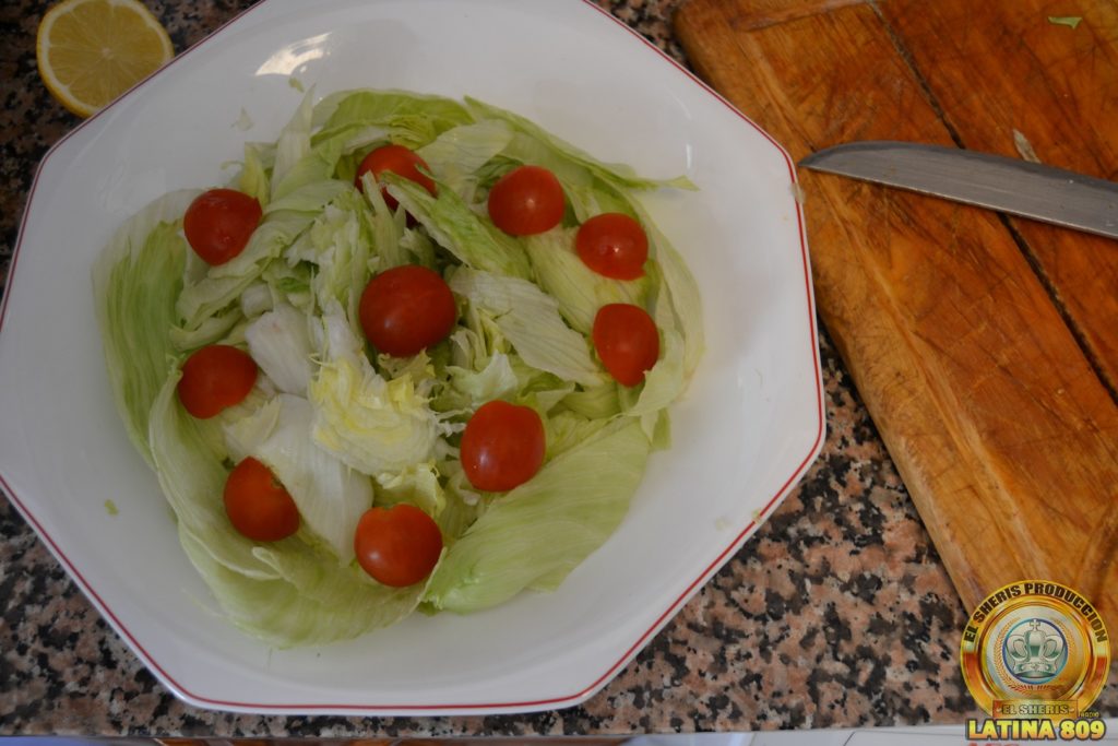 La ensalada verde  una receta clásica la cual obedece a un plato a base de lechuga que, por lo general, lleva algo de tomate, cebolla y pepino. Asimismo, es entonces una ensalada básica, saludable y fresca a la que podemos agregar ingredientes extra a nuestro gusto embellece la mesa de tu cocina. 