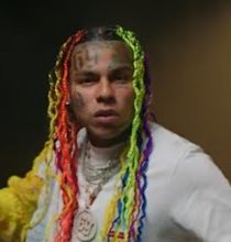 "En una reciente audiencia judicial, la jueza a cargo ha decidido otorgar libertad condicional al controvertido rapero Tekashi 6ix9ine.