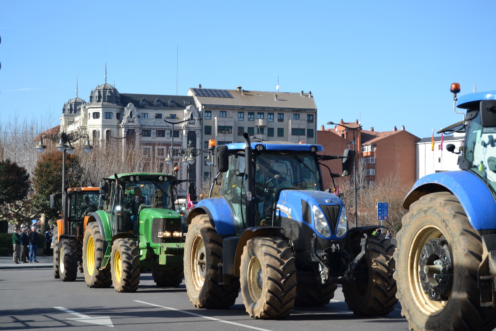 "Una impresionante protesta tomó las calles de León capital, donde los tractores, en un acto sin precedentes,