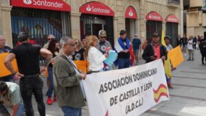 Las asociaciones migrantes protestan sin éxito frente al Ayuntamiento de León tras la cancelación definitiva de las carpas de San Juan