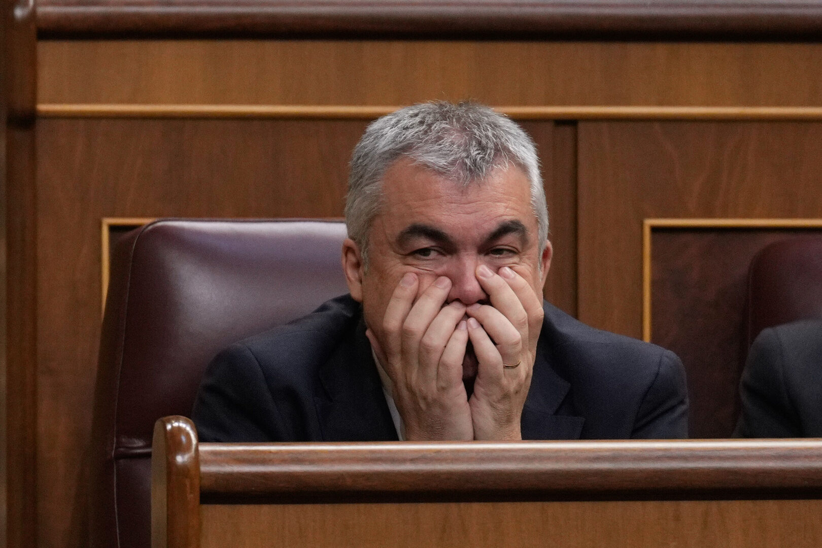 La UCO investiga el papel de Santos Cerdán en negocios de Koldo y Antxón: una cooperativa inmobiliaria bajo sospecha La Unidad Central Operativa (UCO) ha centrado su atención en los negocios cruzados entre Santos Cerdán y Koldo García Izaguirre. Uno de esos negocios, en principio, no estaba en el foco: se trata de una cooperativa inmobiliaria en apariencia liderada por Koldo y Antxón Alonso —empresario cercano a Cerdán y propietario de Servinabar—. Sin embargo, los investigadores sospechan que esta cooperativa y los inmuebles que la rodean podrían tener una conexión más profunda con el propio Cerdán de lo que se creía. Sociedades entrelazadas “Dentro del mismo espacio temporal es preciso hablar de Servinabar y de Noran Coop, sociedades vinculadas directamente a Antxón, Koldo y Santos”, señala la UCO en su informe. Ambas empresas, recalca la unidad, participaron en la ejecución del proyecto Mina Muga. Servinabar, en concreto, conformó una UTE con Acciona para llevar a cabo parte del proyecto. No fue la única: “Se mencionó que ésta no habría sido la única UTE en la que habrían concurrido conjuntamente Acciona y Servinabar”, añade la UCO, en alusión a otras adjudicaciones bajo sospecha de amaño. Pero las pesquisas apuntan más alto. “Se han localizado indicios que apuntan a que Santos podría haber ostentado cierta capacidad de decisión sobre Noran Coop y Servinabar”, anticipa el informe. Y esa afirmación cambia el foco: Noran no sería solo una cooperativa de Koldo y Antxón, sino una sociedad con posibles vínculos directos con Cerdán.