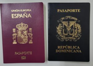 El coste de un pasaporte varía considerablemente según el país. Por ejemplo, en España, la tasa general para la renovación es de 30 euros, el dominicano mas de 90€.