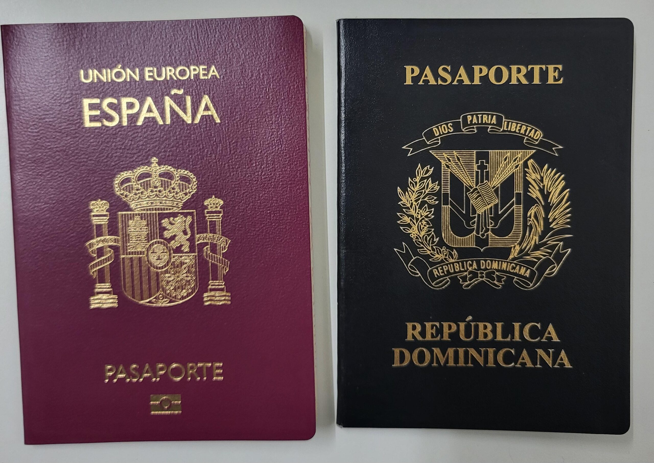 Llamativos "¿Cuánto cuesta un pasaporte? En España solo 30 euros, pero en otros países el doble o más" "Pasaportes: un mismo documento con precios muy diferentes según el país"