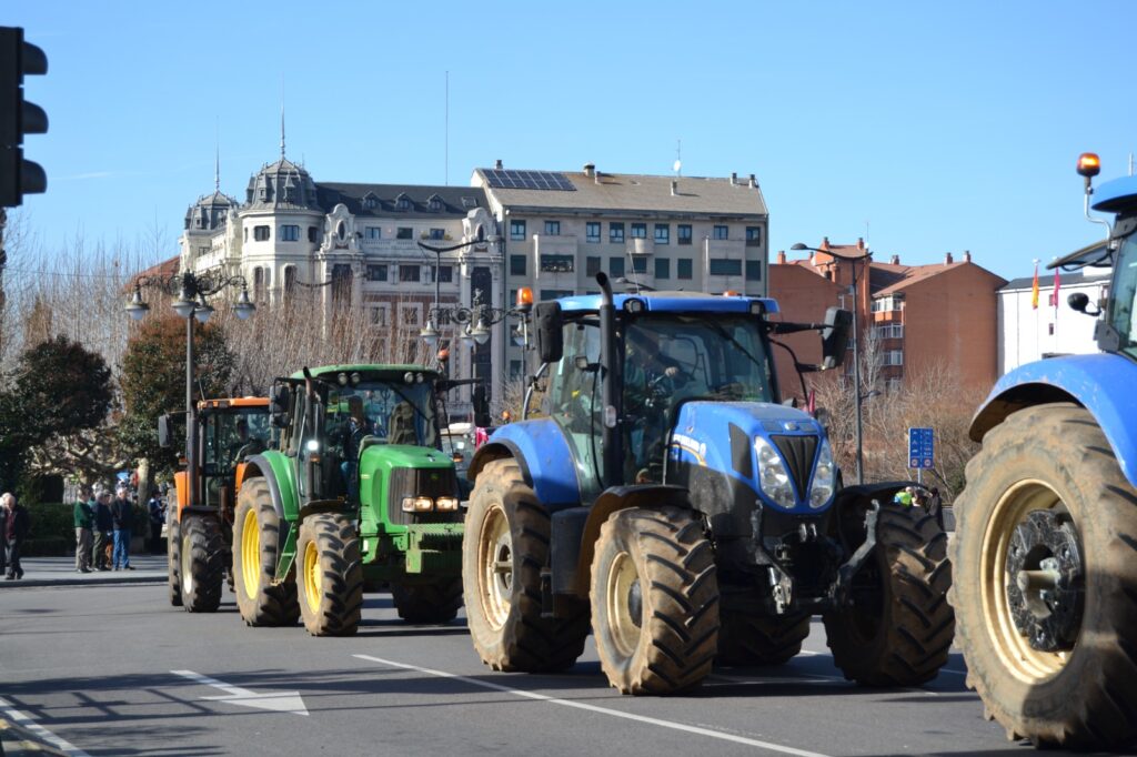 El centro de León quedó prácticamente paralizado este jueves a causa de una gran tractorada que reunió a cientos de agricultores y ganaderos llegados desde distintos puntos de la provincia. La protesta, que coincidió con el denominado “Super Jueves” del sector primario, provocó importantes retenciones de tráfico, cortes en varias vías principales y un notable impacto acústico durante toda la mañana.