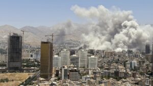 INFORME ESPECIAL: ORIENTE MEDIO EN GUERRA TOTAL: Crónica de la Caída del Régimen Iraní y la Escalada Regional