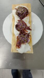 Un ECLAIR SALADO CN CREMA DE ENELDO Y GLASEADO DE BOGAVANTE