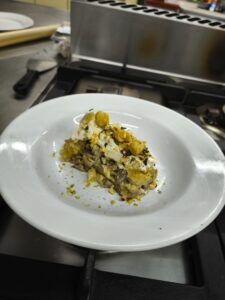 El “caliente de mortadela” un sándwich caliente muy común en Restaurante, bares, cafeterías o panaderías. Aunque puede variar según el sitio, normalmente contiene: