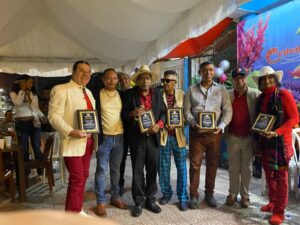 Reconocen a destacadas figuras de la música y la comunicación en emotivo acto celebrado en Cedeño Mariscos