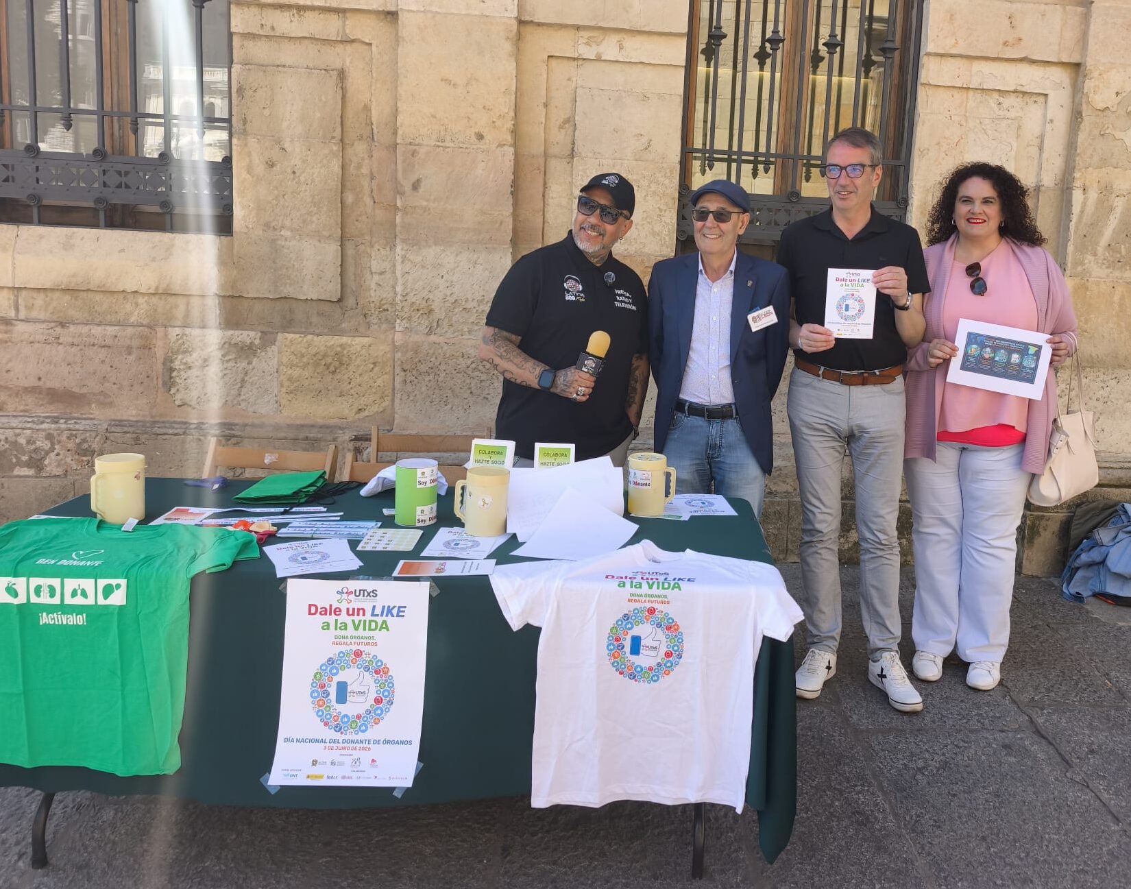 Este miércoles 3 de junio se conmemora el Día Nacional del Donante de Órganos y Tejidos, una jornada dedicada a reconocer la generosidad de los donantes y sus familias. La fecha busca sensibilizar a la población sobre la importancia de la donación para salvar y mejorar vidas. Gracias a este gesto altruista, miles de personas tienen una nueva oportunidad de vivir. También se destaca el trabajo de los profesionales sanitarios que hacen posible los trasplantes. La donación de órganos y tejidos es un acto de solidaridad que trasciende generaciones. Este día invita a reflexionar sobre el valor de donar y compartir vida con quienes más lo necesitan. Mañana, Día Nacional del Donante de Órganos, es el momento perfecto para recordar que la generosidad de una sola persona puede convertirse en el mañana de muchas otras. Habla con tu familia, comparte tu decisión y haz que tu generosidad sea el regalo más grande.